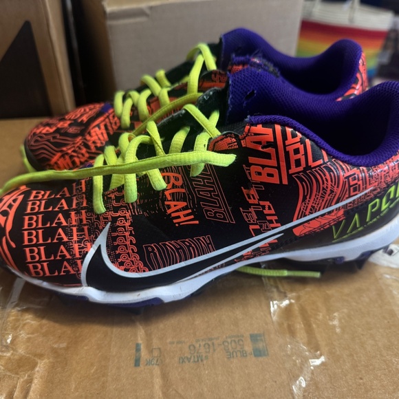 Vapor Edge Cleats - Soccer and Baseball - Nike Size 6 Youth - Picture 2 of 5